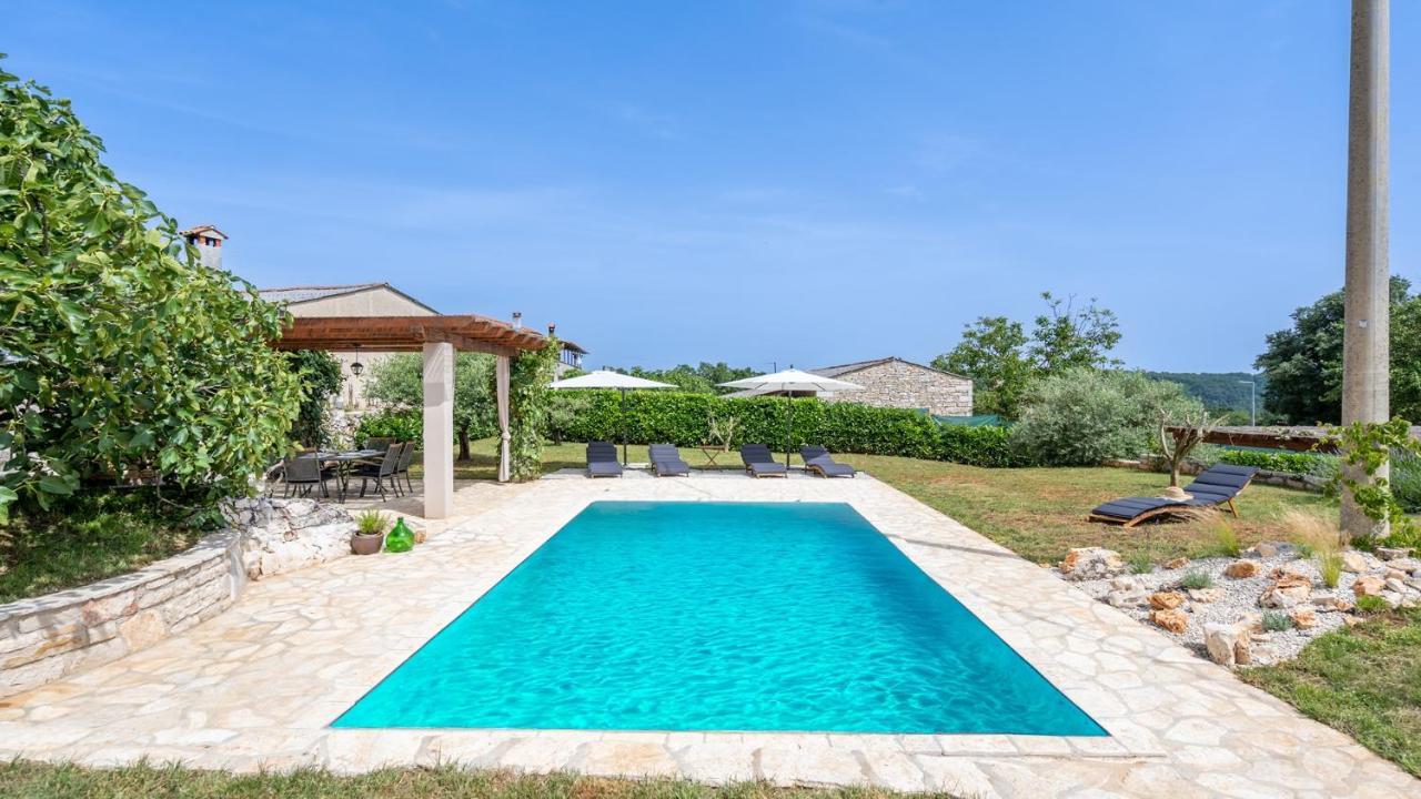 Cozy And Charming In Villa